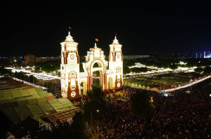 El alumbrado da el pistoletazo de salida a la Feria de 2025 de recuperación del formato antiguo