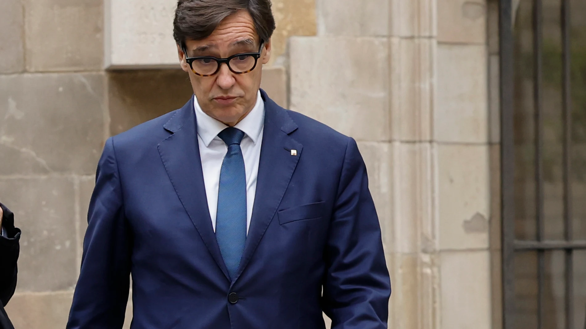 GRAFCAT7904. BARCELONA (ESPAÑA), 06/05/2025.-Ell presidente de la Generaliat, Salvador Illa, se dirige a la reunión semanal del ejecutivo catalán, celebrada este martes después de que la consellera de Economía y Finanzas, Alícia Romero, y la presidenta de Comuns en el Parlament, Jéssica Albiach, hayan anunciado un acuerdo para la convalidación de los dos primeros decretos de suplemento de crédito del ejecutivo catalán.EFE/ Toni Albir