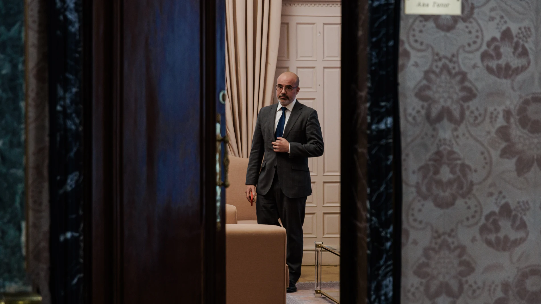 El delegado del Gobierno en Madrid, Francisco Martín, a su llegada a la comparecencia ante los medios de comunicación, en la sede de la Delegación del Gobierno de Madrid, a 6 de mayo de 2025, en Madrid (España). El juez del caso ‘Begoña Gómez’ ha acordado admitir a trámite una querella presentada por Vox y citar como investigado al delegado del Gobierno en Madrid por un presunto delito de malversación de caudales públicos. 06 MAYO 2025;DELEGADO DE GOBIERNO;CASO BEGOÑA;JUICIO;INVESTIGADO;CITA...