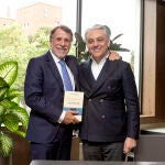 José Creuheras, presidente del Grupo Planeta, junto a Luca de Meo, CEO de Renault Group
