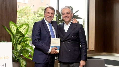 José Creuheras, presidente del Grupo Planeta, junto a Luca de Meo, CEO de Renault Group