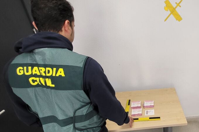 Un agente con unas cajas de parches de fentanilo.