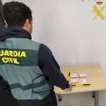 Un agente con unas cajas de parches de fentanilo.
