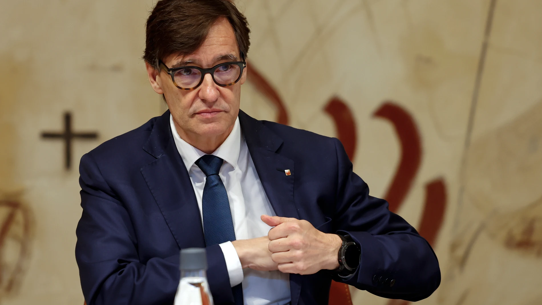 GRAFCAT7908. BARCELONA (ESPAÑA), 06/05/2025.- El presidente de la Generaliat, Salvador Illa , durante la reunión semanal del ejecutivo catalán, celebrada este martes después de que la consellera de Economía y Finanzas, Alícia Romero (d), y la presidenta de Comuns en el Parlament, Jéssica Albiach, hayan anunciado un acuerdo para la convalidación de los dos primeros decretos de suplemento de crédito del ejecutivo catalán.EFE/ Toni Albir