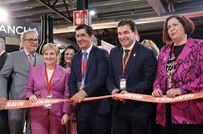 El vicepresidente segundo del Gobierno de C-LM, José Manuel Caballero, y el presidente de la Diputación de Ciudad Real, Miguel Ángel Valverde, inaugurando Fenavin.