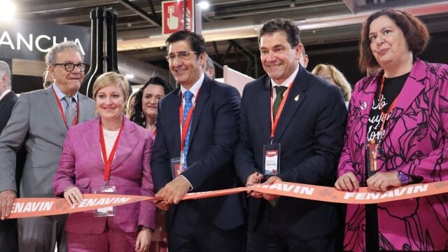 El vicepresidente segundo del Gobierno de C-LM, José Manuel Caballero, y el presidente de la Diputación de Ciudad Real, Miguel Ángel Valverde, inaugurando Fenavin.