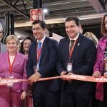 El vicepresidente segundo del Gobierno de C-LM, José Manuel Caballero, y el presidente de la Diputación de Ciudad Real, Miguel Ángel Valverde, inaugurando Fenavin.