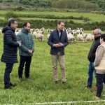El director general de Política Agraria Comunitaria (PAC), Ángel Gómez, ha ofrecido los detalles de estas ayudas durante su visita a la explotación de ovino ecológico La Majada de Barcina, en Barcina de los Montes, Burgos