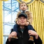 Elon Musk junto a su hijo X Æ A-12 en el Despacho Oval