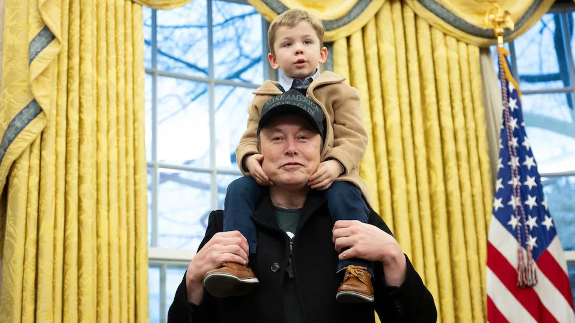 Elon Musk junto a su hijo X Æ A-12 en el Despacho Oval
