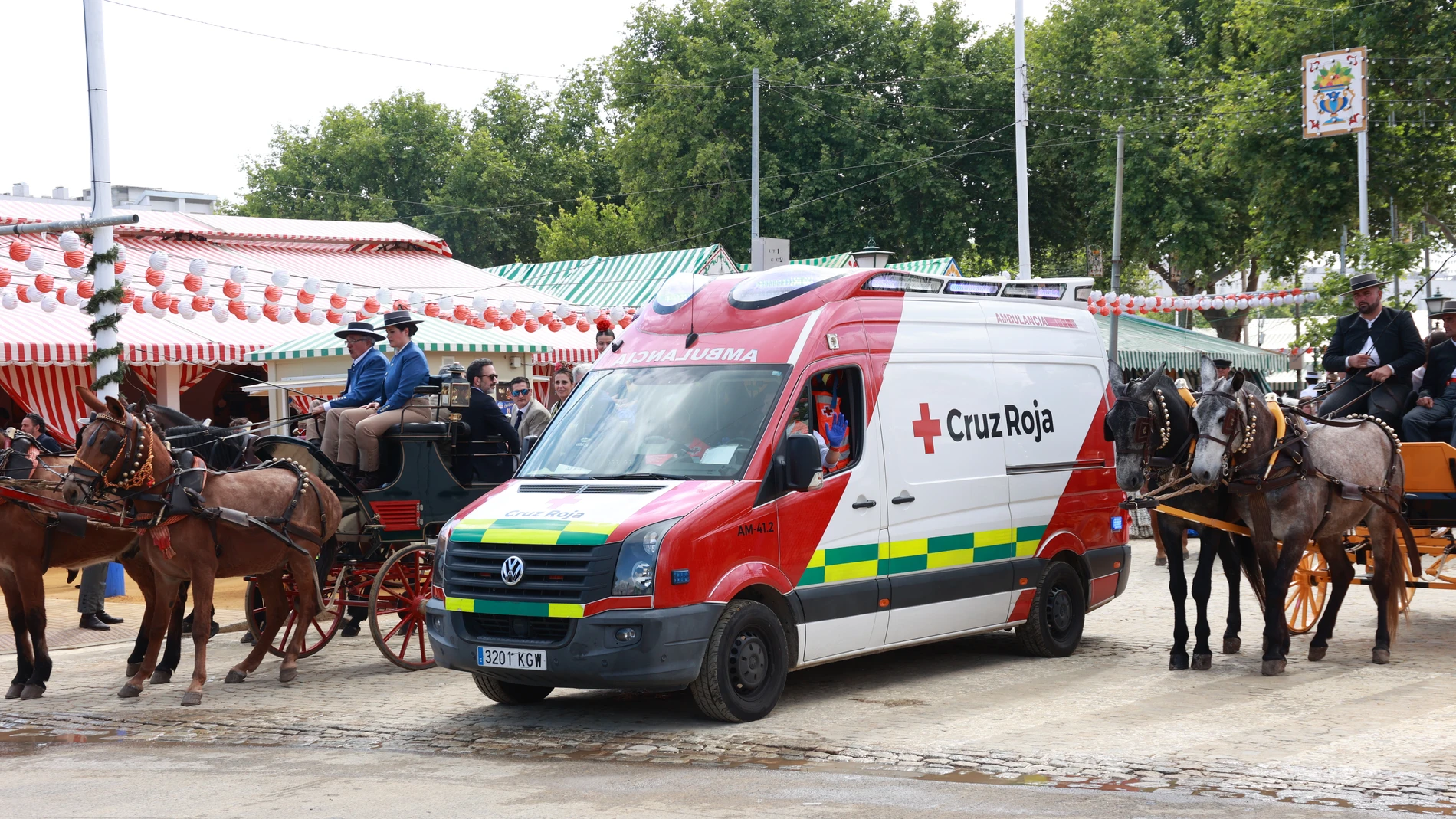 Una ambulancia de la Cruz Roja por el Real de la Feria de Abril de Sevilla.. A 6 de mayo de 2025, en Sevilla (Andalucía, España). Ambiente en el Real de la Feria de Abril de Sevilla.06 MAYO 2025Rocío Ruz / Europa Press06/05/2025