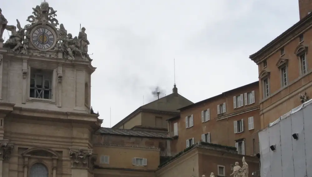 Fumata negra en la segunda jornada del cónclave de 2013, en el Vaticano