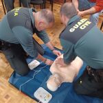 Curso de formación a varios agentes de la Guardia Civil sobre la maniobra de Heimlich,