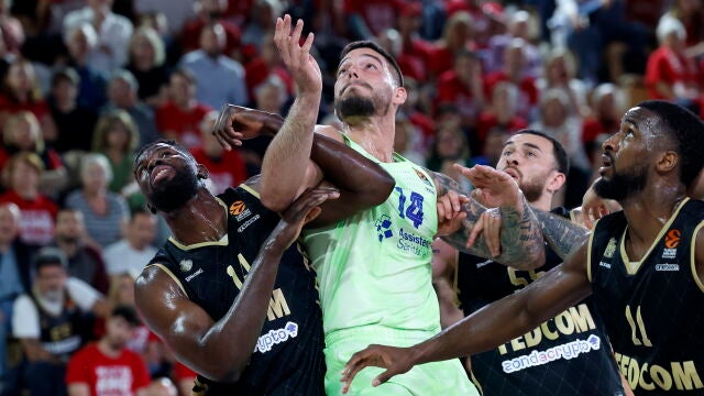 Jaiteh, James y Diallo tratan de frenar a Willy
