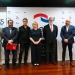 Leticia García junto con representantes sindicales, de la patronal y de entidades sociales