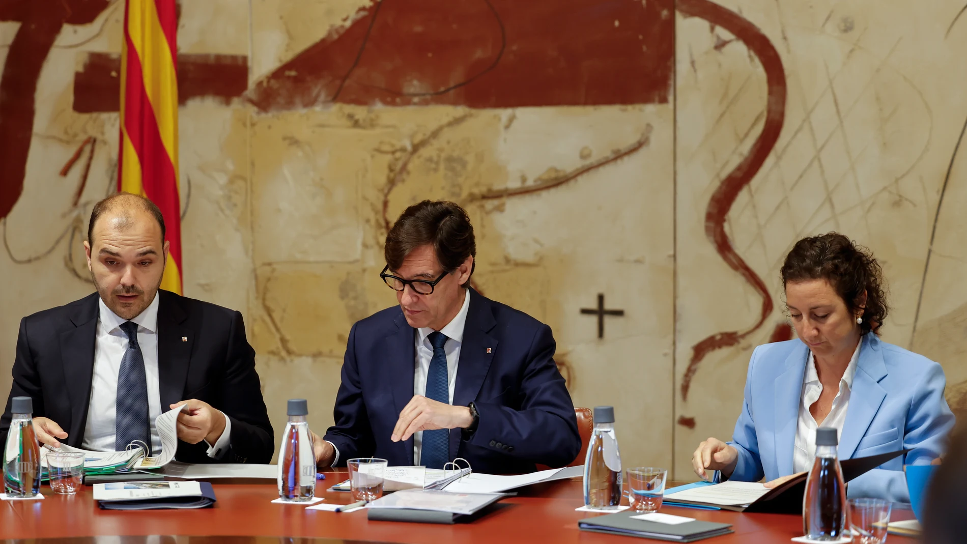 GRAFCAT7907. BARCELONA (ESPAÑA), 06/05/2025.- El presidente de la Generaliat, Salvador Illa (c) junto al conseller de la Presidencia, Albert Dalmau (i) durante la reunión semanal del ejecutivo catalán, celebrada este martes después de que la consellera de Economía y Finanzas, Alícia Romero (d), y la presidenta de Comuns en el Parlament, Jéssica Albiach, hayan anunciado un acuerdo para la convalidación de los dos primeros decretos de suplemento de crédito del ejecutivo catalán.EFE/ Toni Albir