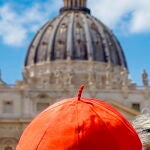 Un cardenal en la plaza de San Pedro del Vaticano