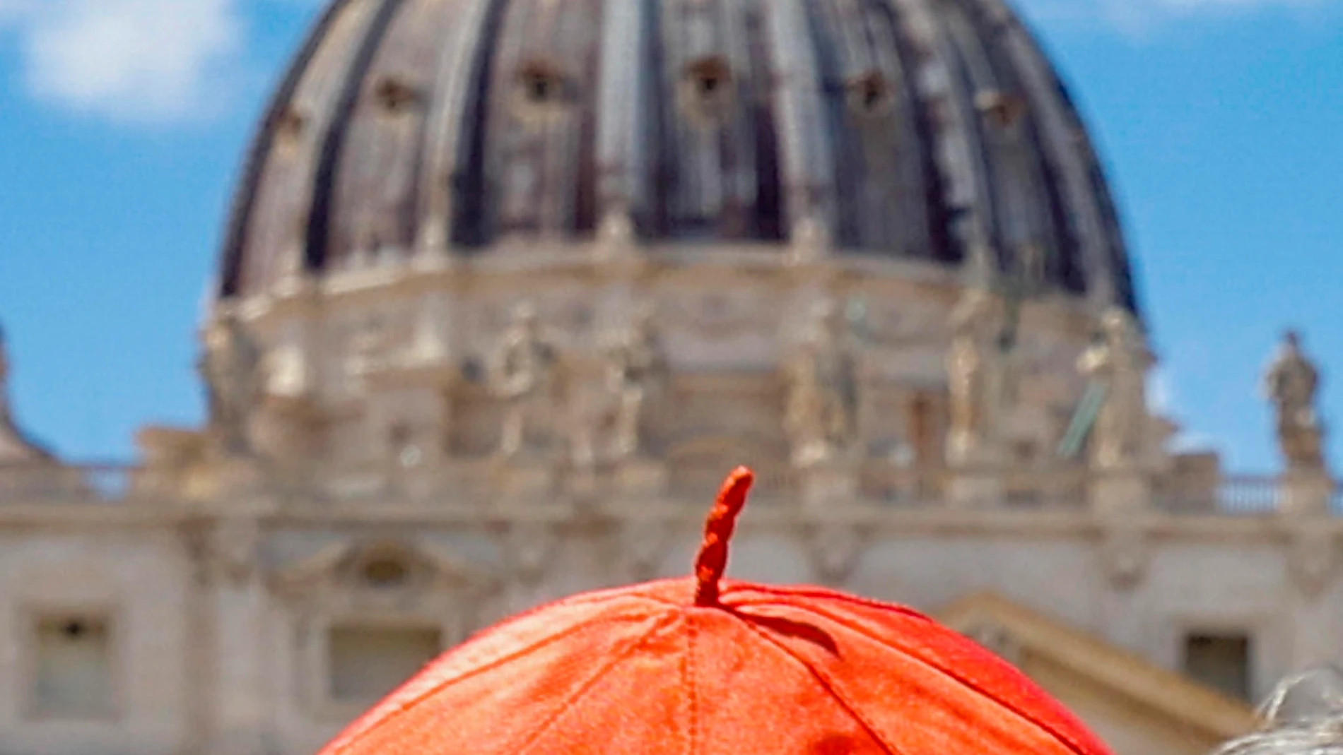 Un cardenal en la plaza de San Pedro del Vaticano