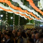 La ciudad efímera de la Feria de Abril vuelve a la vida plenamente iluminada