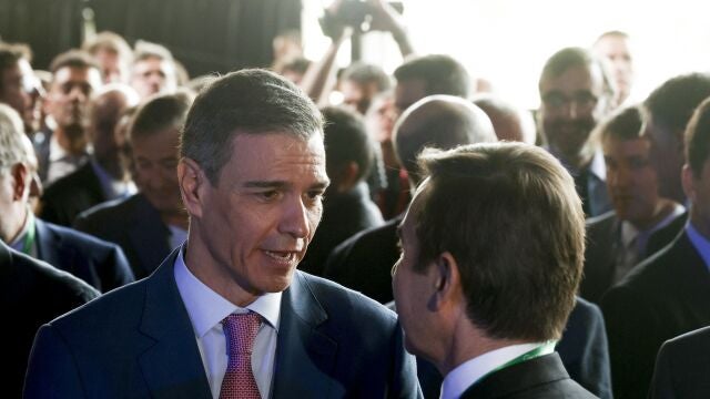 El presidente del Gobierno, Pedro Sánchez, conversa con el presidente del BBVA, Carlos Torres (d), tras la inauguración de la reunión anual del Cercle d'Economia, que congrega en su cuadragésima edición a líderes políticos y empresariales bajo el lema "Europa, wake-up call?", para analizar el convulso contexto geopolítico. 