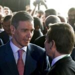 El presidente del Gobierno, Pedro Sánchez, conversa con el presidente del BBVA, Carlos Torres (d), tras la inauguración de la reunión anual del Cercle d'Economia, que congrega en su cuadragésima edición a líderes políticos y empresariales bajo el lema "Europa, wake-up call?", para analizar el convulso contexto geopolítico. 
