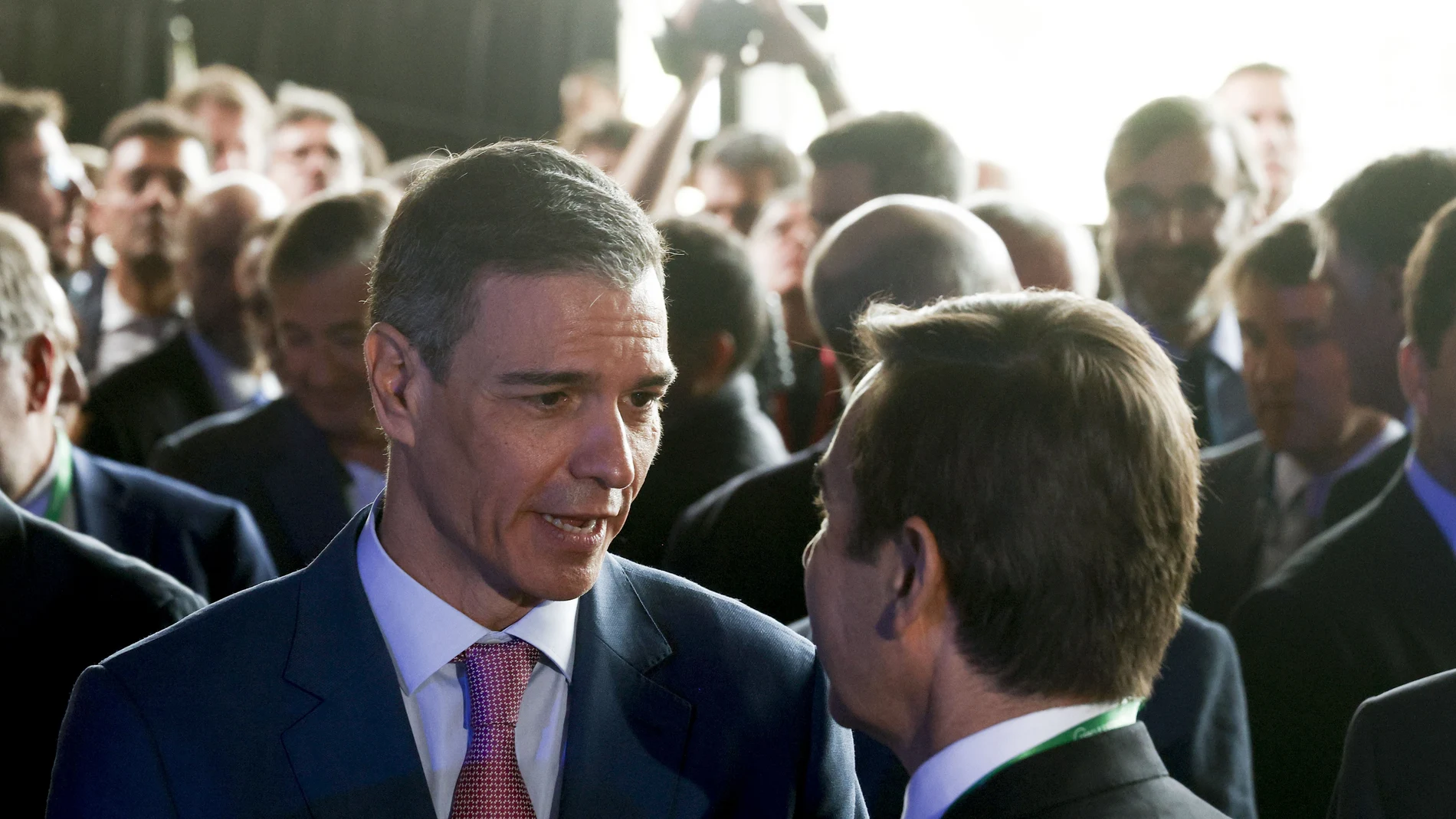 El presidente del Gobierno, Pedro Sánchez, conversa con el presidente del BBVA, Carlos Torres (d), tras la inauguración de la reunión anual del Cercle d'Economia, que congrega en su cuadragésima edición a líderes políticos y empresariales bajo el lema "Europa, wake-up call?", para analizar el convulso contexto geopolítico.