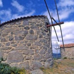 Únicos en Europa: así los molinos gallegos que desafían al viento desde la Ría de Arousa