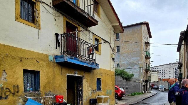 Desalojada una vivienda "okupada" en el barrio de Burtzena en Barakaldo, tras años de denuncias