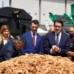 Suárez-Quiñones junto a David Esteban y Raquel Alonso, entre otros, en la inauguración de la Feria Expobiomasa