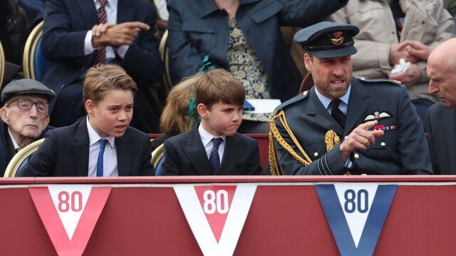El príncipe Guillermo junto a sus hijos, los príncipes George y Louis, en las celebraciones del Día de la Victoria en Reino Unido