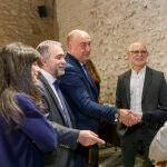 El presidente de la Diputación de Segovia, Miguel Ángel de Vicente saluda a algunos de los interventores y viceinterventores presentes en la reunión celebrada en Segovia