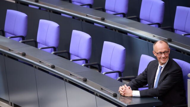 German Chancellor Merz and cabinet members sworn into office at Bundestag