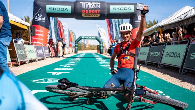 Andrey Amador festeja su triunfo en la Titan Desert