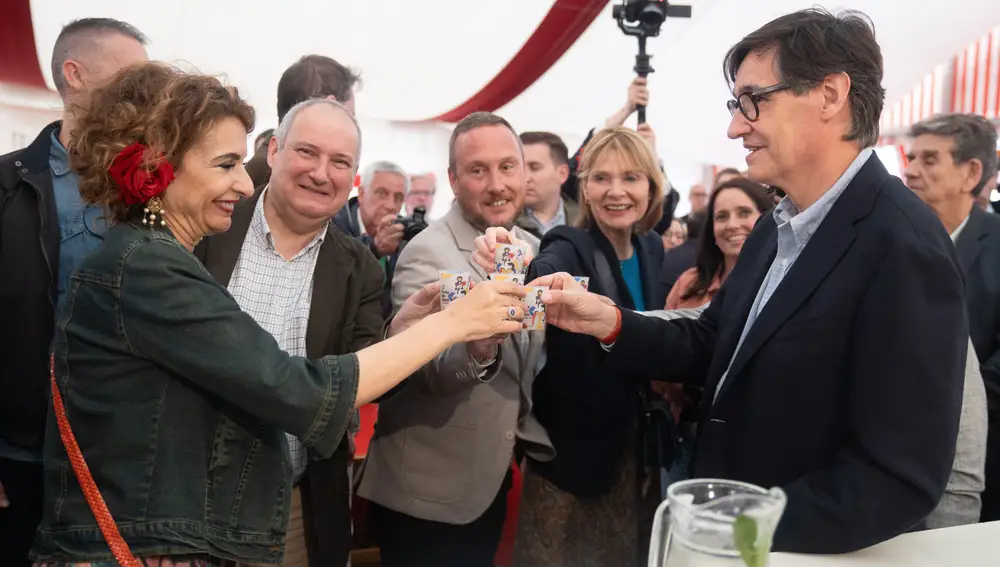 El presidente de la Generalitat, Salvador Illa, y la vicepresidenta primera, María Jesús Montero, en la Feria de Abril de Barcelona