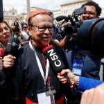El cardenal indonesio Ignatius Suharyo Hardjoatmodjo responde a las preguntas de los periodistas