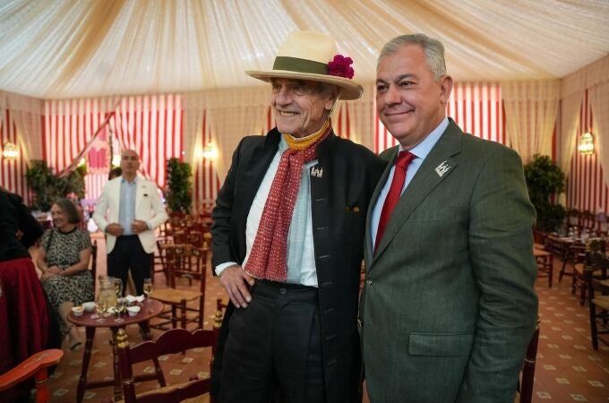 Sanz recibe al actor británico Jeremy Irons en su primera visita a la Feria de Sevilla