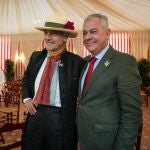 Sanz recibe al actor británico Jeremy Irons en su primera visita a la Feria de Sevilla