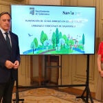 El alcalde de la ciudad, Carlos García Carbayo, con la concejal de Medio Ambiente, María José Coca
