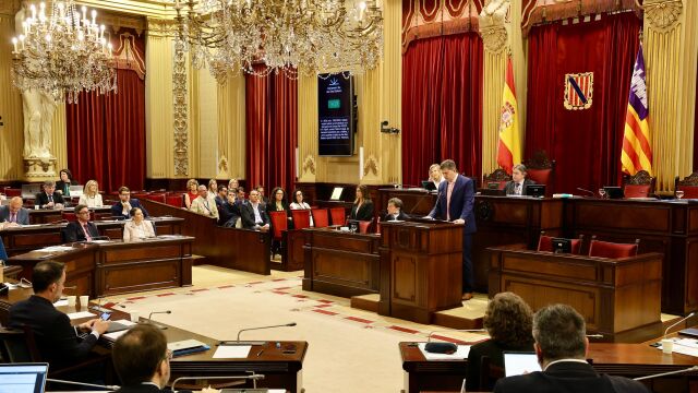 El conseller de Turismo del Govern, Jaume Bauzá, ayer durante su intervención en el pleno en el Parlament.
