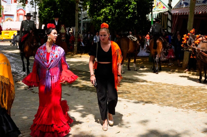 Ambiente del miércoles de Feria de Abril de Sevilla 2025