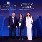 Blanca Hernández, CEO de TUTECHÔ, recibiendo uno de sus premios