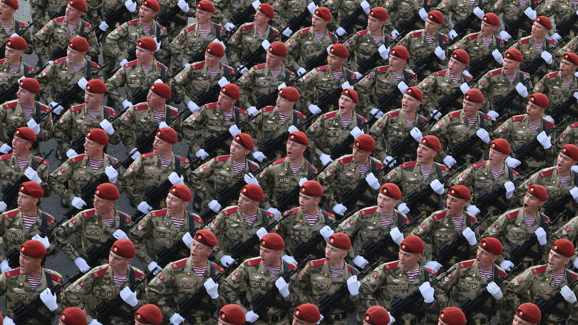 FOTODELDÍA MOSCÚ (Federación Rusa), 07/05/2025.- Militares rusos marchan durante los preparativos para el ensayo general del desfile militar anual previo a las celebraciones del Día de la Victoria, en el centro de Moscú, Rusia, este miércoles. Rusia se prepara para conmemorar el 80.º aniversario de la rendición incondicional de la Alemania nazi en la Segunda Guerra Mundial. El desfile militar tendrá lugar en la Plaza Roja de Moscú el 9 de mayo. EFE/ Maxim Shipenkov