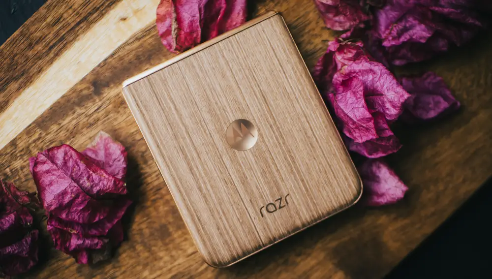 La trasera del dispositivo, en este acabado de madera, es completamente única