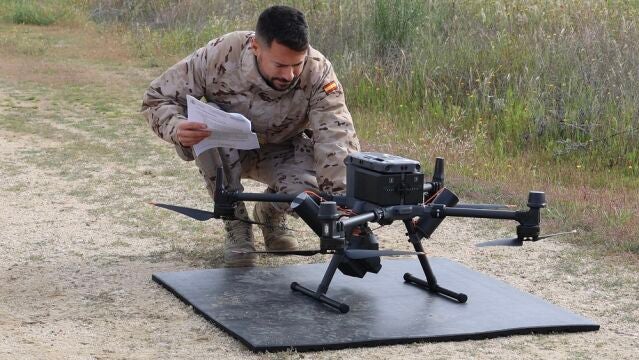 Sistemas aéreos pilotados por control remoto (RPAS) militares, equipados con sensores LiDAR y cámaras digitales.