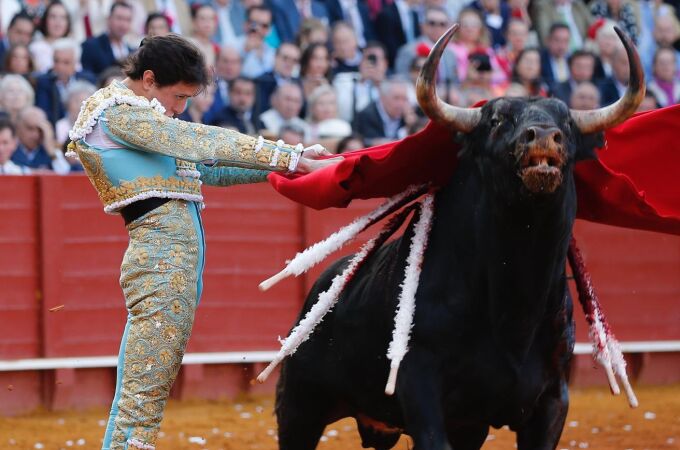 Roca Rey, en el comienzo de faena al tercero en Sevilla