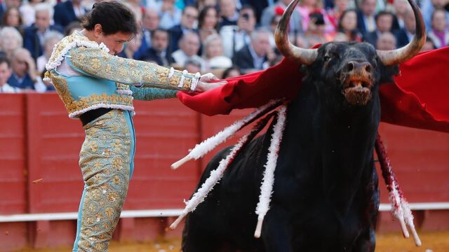 Roca Rey, en el comienzo de faena al tercero en Sevilla