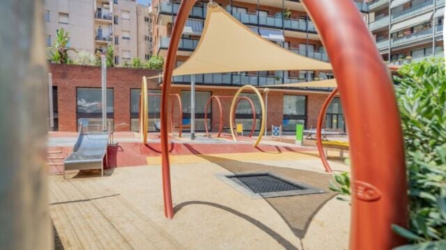 Un parque infantil con toldos en Barcelona