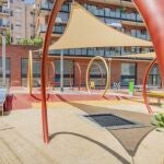 Un parque infantil con toldos en Barcelona