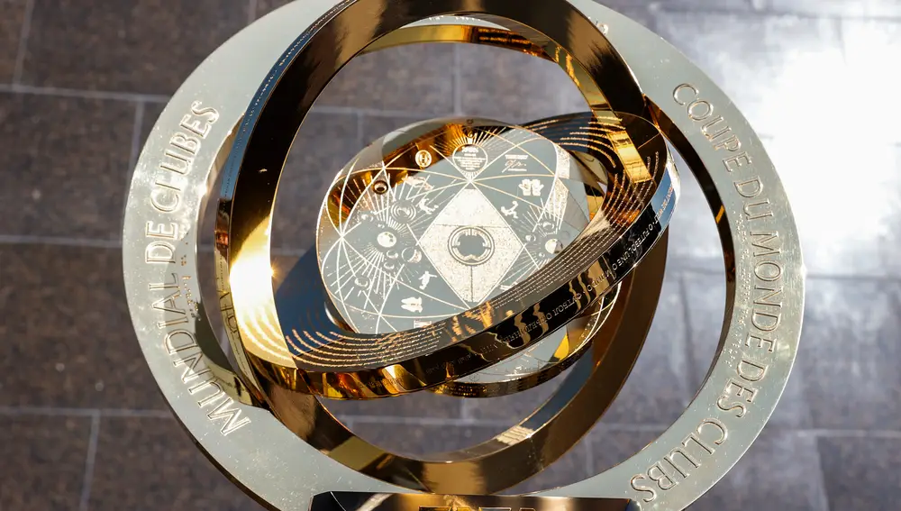 Trofeo de la Copa Mundial de Clubes de la FIFA en el Monumento al Cristo Redentor