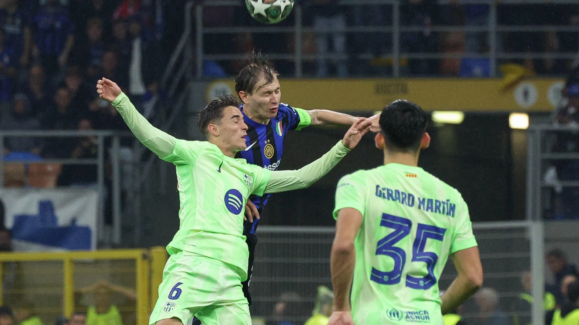 MILAN (Italy), 07/05/2025.- FC Inter Milan's midfielder Nicolo Barella (top) in action against FC Barcelona's mildfielder Gavi during the UEFA Champions League semifinal 2nd leg soccer match between Inter Milan and FC Barcelona, in Milan, Italy, 06 May 2025. (Liga de Campeones, Italia) EFE/EPA/Roberto Bregani